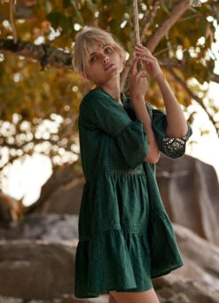 BEACHLIFE Green Embroidery Tuniek -Beachlife Verkäufe beachlife swimwear ss2023 green embroidery portrait3