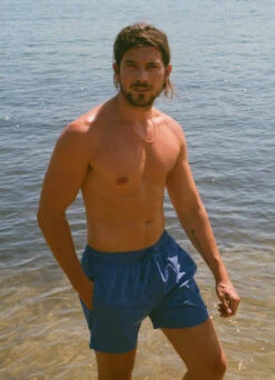 Titelseite -Beachlife Verkäufe beachlife swimwear ss2023 men dazzling blue portret