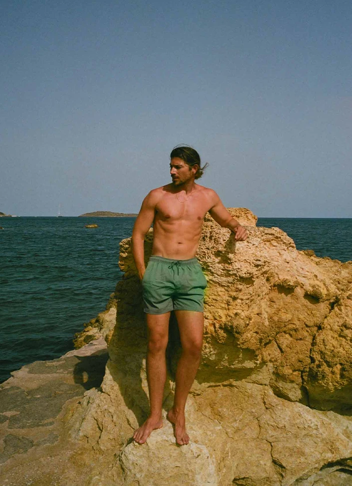 Titelseite -Beachlife Verkäufe beachlife swimwear ss2023 men leaf portret2