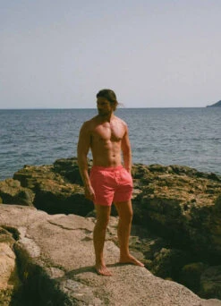 Titelseite -Beachlife Verkäufe beachlife swimwear ss2023 men racecar landscape