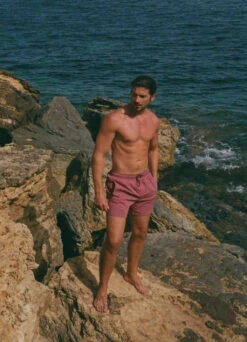 Titelseite -Beachlife Verkäufe beachlife swimwear ss2023 men rouge landscape