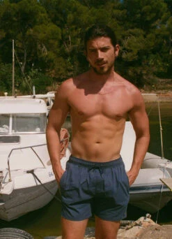 Titelseite -Beachlife Verkäufe beachlife swimwear ss2023 men sea landscape2